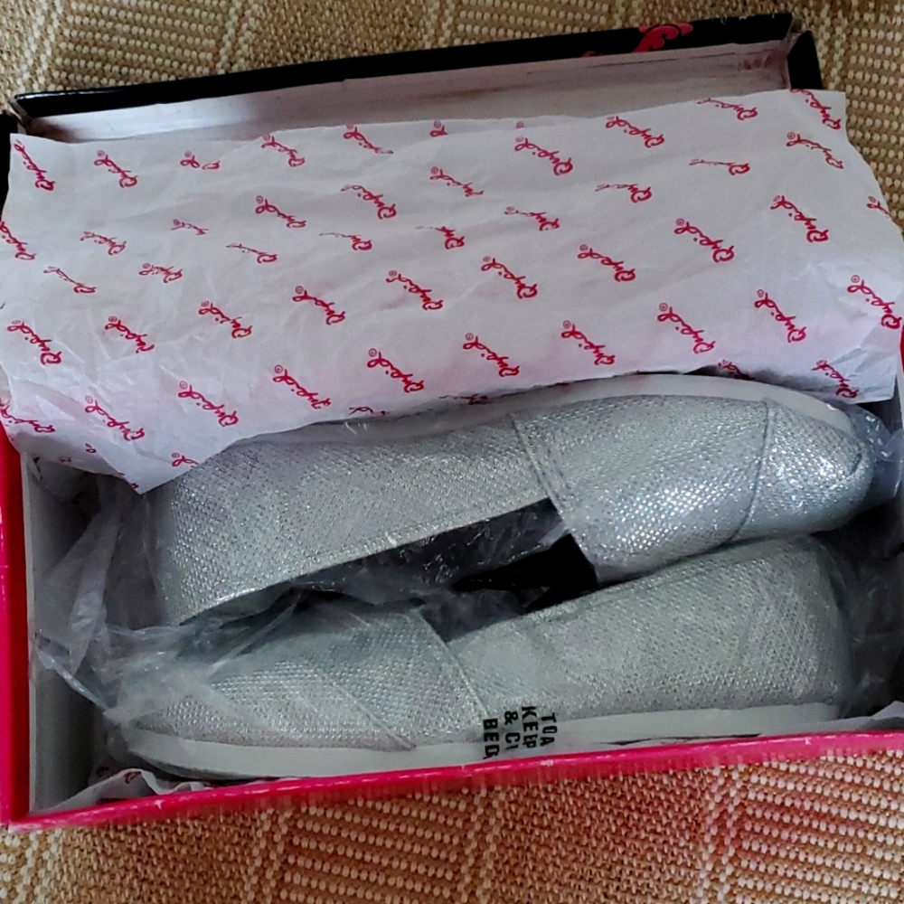 Silp on Loafers. Cssual alpargata style, sliver-glitter color, elastic inset